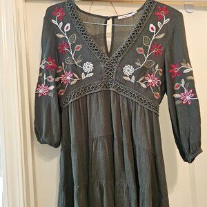 Embroidered green mini dress with sleeves